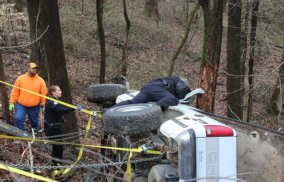 PARIS TN: Vehicle veers into gully off East Wood Street